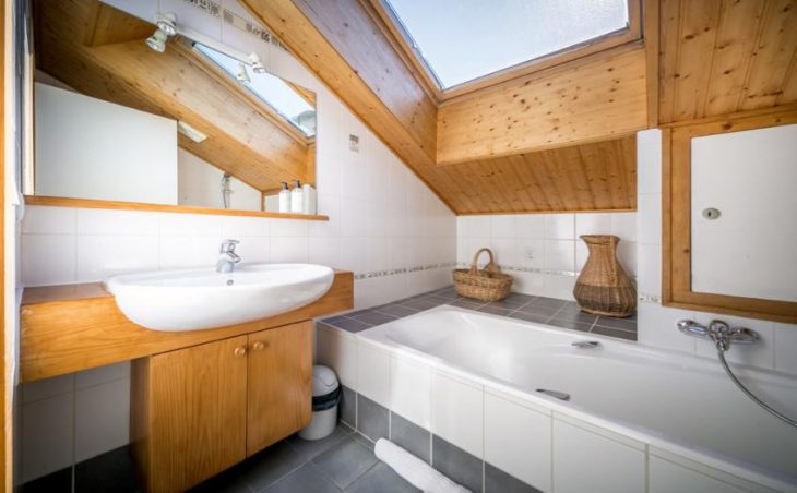 Chalet Grand Sapin, Morzine, Bathroom